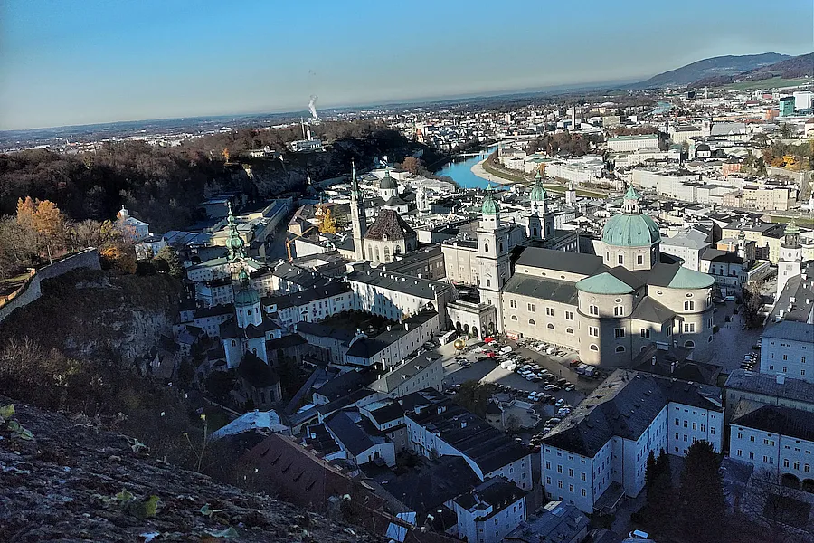 Dom vom Mönchsberg aus mit Blick über Franziskanerkirche und Mönchsberg